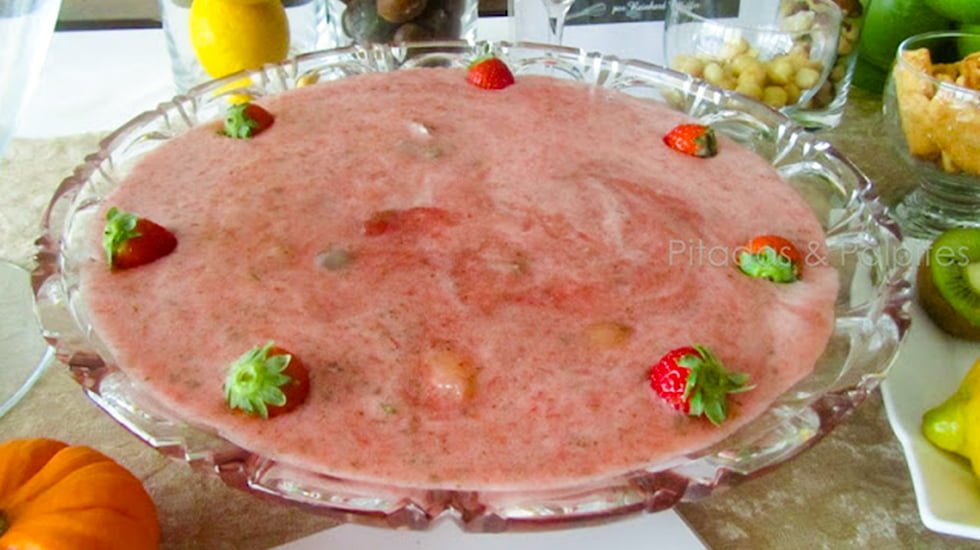 sopa de morango e macadamia