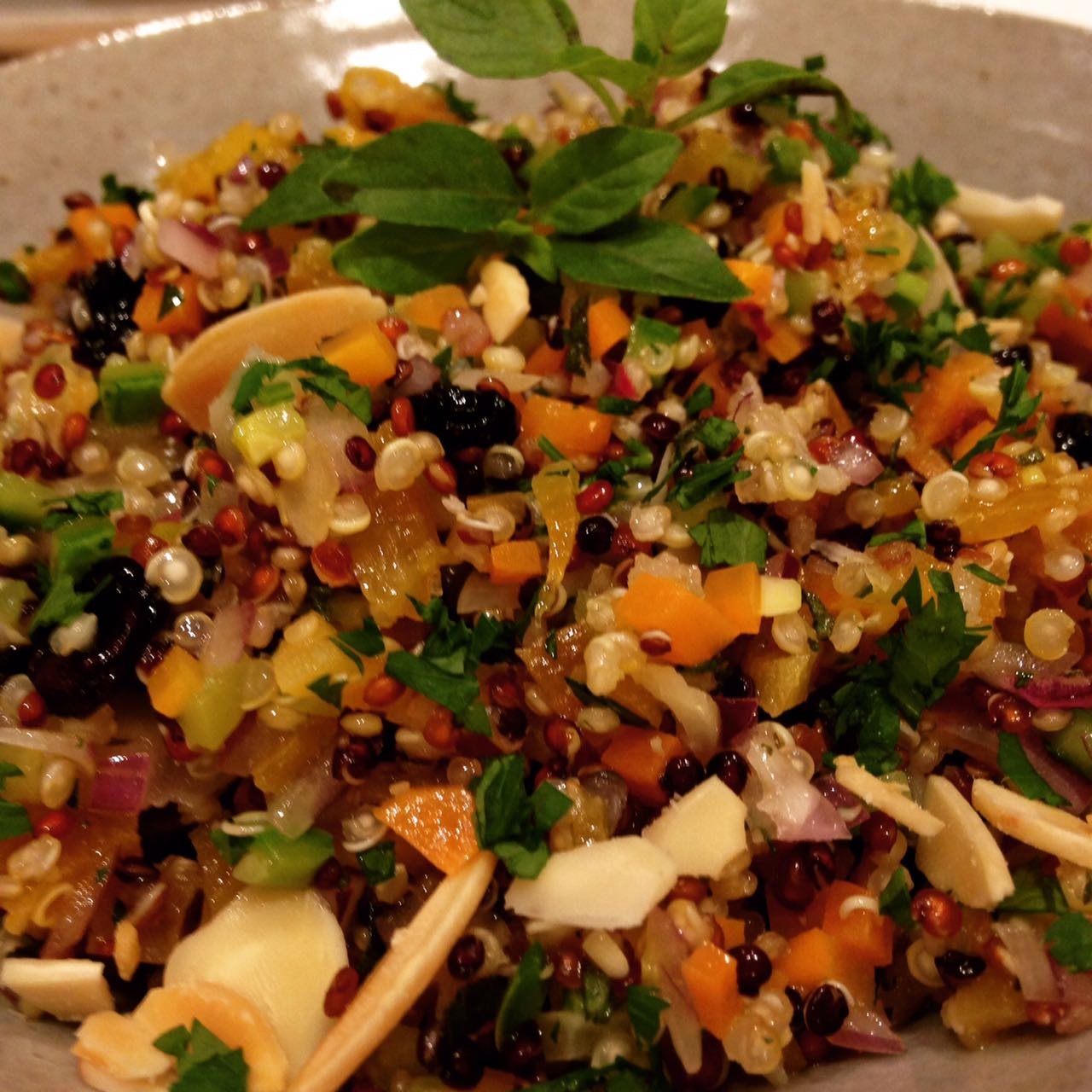 Salada De Quinoa E Frutas Secas Pitadas Palpites